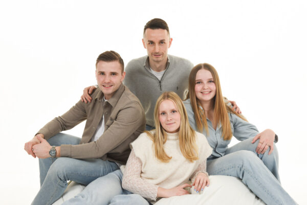 Groepsfoto in de studio bij Fotostudio Smitz in Eeklo