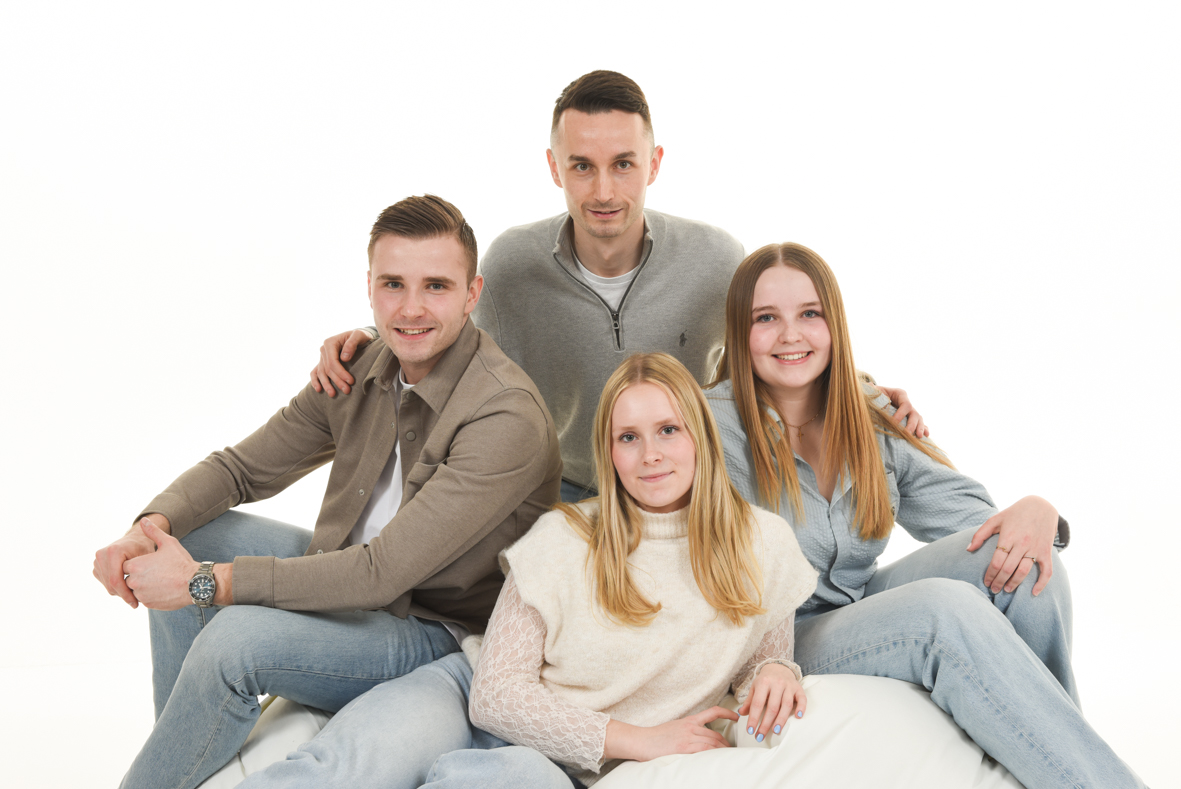 Groepsfoto in de studio bij Fotostudio Smitz in Eeklo