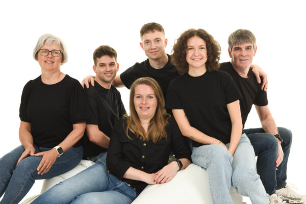 Groepsfoto in de studio bij Fotostudio Smitz in Eeklo